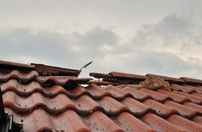 Feuerwehr Sprockhövel: FW-EN: Blitzeinschlag in ein Dach