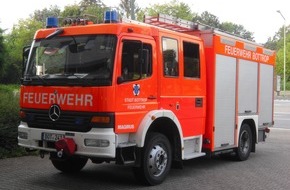 Feuerwehr Bottrop: FW-BOT: Bottrop-Innenstadt; Zwei PKW brennen in Hauseinfahrt