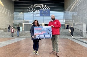 VIER PFOTEN - Stiftung für Tierschutz: 900'000 Unterschriften gegen Tier-Exporte an Europaabgeordnete übergeben