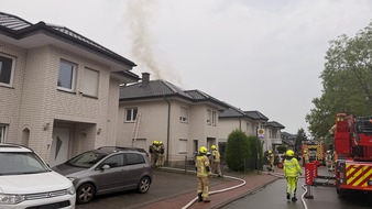 Feuerwehr Gronau: FW Gronau: Dachstuhlbrand in der Herzogstra&szlig;e
