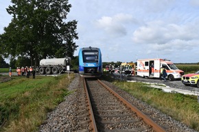 POL-STD: 61-jähriger Traktorfahrer bei Unfall mit Zug schwer verletzt - Bahnstrecke Buxtehude- Bremervörde voll gesperrt