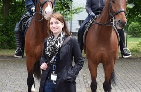 Polizeidirektion Göttingen: POL-GOE: Welcome-Day der Polizei Niedersachsen - Polizeipräsident Uwe Lührig (Polizeidirektion Göttingen) und "Patin" Natalie Fehr sind begeistert