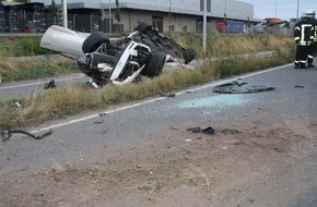 Polizeipräsidium Rheinpfalz: POL-PPRP: Aus Kurve getragen, Fahrer tödlich verletzt, Beifahrer schwer verletzt