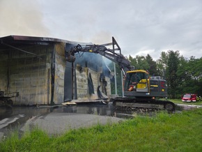 FW-ROW: Feuerwehreinsatz in Ostereistedt: Lagerhalle in Vollbrand