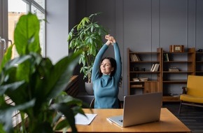 Wort & Bild Verlagsgruppe - Gesundheitsmeldungen: Steifer Nacken? So bleiben Sie beweglich / Ein klassischer Büro-Job erfordert Ausgleich durch statische oder dynamische Dehnübungen