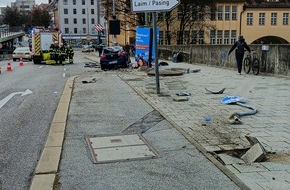 Feuerwehr München: FW-M: Autofahrer rammt Litfaßsäule (Neuhausen)