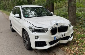Polizeiinspektion Stade: POL-STD: Autofahrer fährt in Stade gegen einen Baum - Ersthelfer reagieren couragiert und vorbildlich