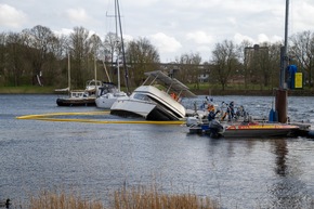 FW-RD: Feuerwehreinsatz am B&uuml;delsdorfer Yacht Club: Katamaran droht zu sinken