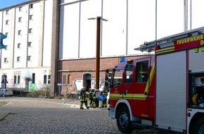 Feuerwehr Dortmund: FW-DO: Feuer im Hafenbereich. Glutbrand in Rapssilo.