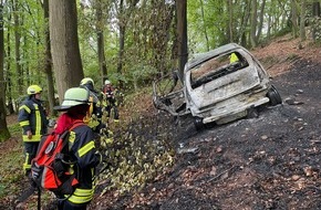 Feuerwehr Heimbach: FW Heimbach: Pkw-Brand im Wald - Zuwegung erschwert die L&ouml;scharbeiten