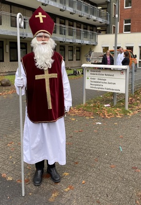 FW-DO: Nikolaus beschenkt Kinder im Städtischen Klinikum Dortmund