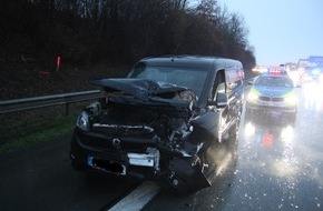 Polizei Bielefeld: POL-BI: Auffahrunfall bei Regen mit hohem Sachschaden