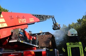 Feuerwehr VG Asbach: FW VG Asbach: Dachstuhlbrand in Windhagen: Keine Verletzten, Haus unbewohnbar