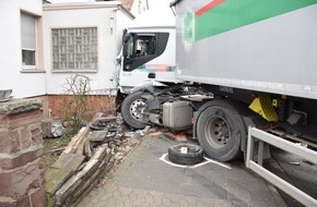 Polizeiinspektion Hameln-Pyrmont/Holzminden: POL-HM: Stundenlange Sperrung der Bundesstraße 83 nach Verkehrsunfall