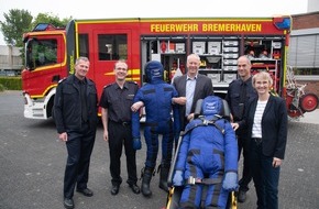 Feuerwehr Bremerhaven: FW Bremerhaven: Volksbank eG Bremerhaven-Cuxland spendet zwei neue Rettungspuppen an die Freiwillige Feuerwehr Bremerhaven
