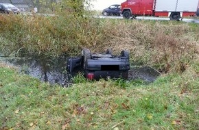 Polizeiinspektion Cuxhaven: POL-CUX: Verkehrsunfall in Bülkau - Frau kommt mit ihrem PKW aufgrund einer Ölspur von der Fahrbahn ab, landet in einem Graben und verletzt sich hierdurch leicht (Lichtbild in der Anlage)