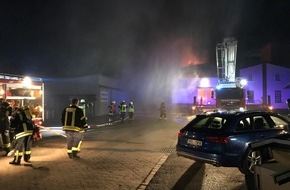 Polizeiinspektion Hameln-Pyrmont/Holzminden: POL-HOL: Hoher Sachschaden bei Lagerhallenbrand in Deensen.