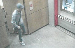 POL-H: Öffentlichkeitsfahndung! 
Unbekannte brechen Schließfächer in zwei Bankfilialen auf - Polizei sucht mit Bildern nach Tätern