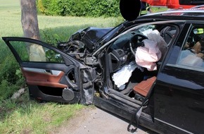 Polizei Minden-Lübbecke: POL-MI: Verkehrsunfall mit zwei verletzten Personen - Fahrzeug prallt gegen Baum