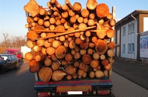 Polizeipräsidium Trier: POL-PPTR: Holztransport mit technischen Mängeln, zu breit und zu schwer unterwegs