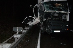 Polizeiinspektion Hildesheim: POL-HI: Verkehrsunfall auf der BAB mit 40 t-Sattelzug, hoher Sachschaden