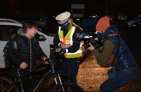 Polizei Mettmann: POL-ME: Fahrrad-Lichttest-Aktion: Polizei überprüfte mehr als 2.900 Fahrräder - Kreis Mettmann - 2101026 (FOTO)