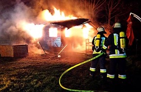 Feuerwehr Essen: FW-E: Brennt kleines Gartenhaus in voller Ausdehnung