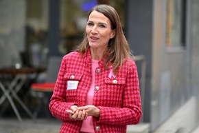 PINK CUBE setzt in Baden mit Politik und Partnern ein starkes Zeichen für die Brustkrebsfrüherkennung