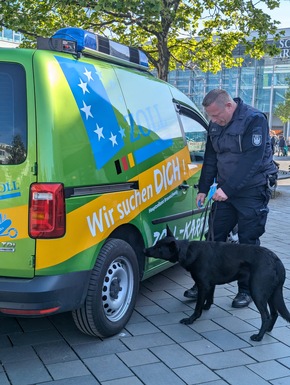 HZA-BS: Besucheransturm beim Blaulichttag auf dem Schlossplatz