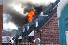 Feuerwehr Essen: FW-E: Feuer im Dachgeschoss eines Einfamilienhauses, drei Personen verletzt