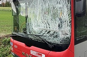 Polizei Mettmann: POL-ME: Linienbus durch Gegenverkehr beschädigt - vier Insassen verletzt - Heiligenhaus - 2311071
