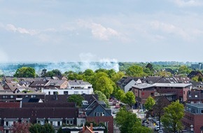 Feuerwehr Neuss: FW-NE: Feuer in Grimlinghausen: Baum und Garage in Brand - schnelle Löschmaßnahmen verhindern Schlimmeres