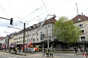 Feuerwehr Essen: FW-E: Starke Rauchentwicklung aus Rauchabzugsanlage einer Imbissbude