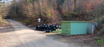 Polizeipräsidium Mannheim: POL-MA: Schriesheim/Rhein-Neckar-Kreis: Illegale Müllablagerung - Ca. 50 Altreifen auf Parkplatz entsorgt - Polizei sucht Zeugen