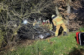 Freiwillige Feuerwehr Osterholz-Scharmbeck: FW Osterholz-Scharm.: Verkehrsunfall mit eingeklemmten Personen