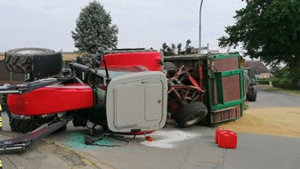 Polizeiinspektion Lüneburg/Lüchow-Dannenberg/Uelzen: POL-LG: ++ Trecker mit Anhänger kippt um und verliert Ladung ++ Lkw fährt auf - Bundesstraße über Stunden gesperrt ++ mit Pkw gegen Baum gefahren - Fahrer verstirbt am Unfallort ++