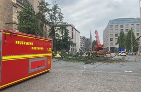 Feuerwehr Dortmund: FW-DO: Umgest&uuml;rzter Baum an der Reinoldikirche besch&auml;digt Stromleitung und EDG-Reinigungsfahrzeug