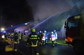 Polizeiinspektion Stade: POL-STD: Reetdachgebäude in Buxtehude-Daensen ausgebrannt - Polizei sucht Zeugen