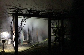 Feuerwehr Gelsenkirchen: FW-GE: Brennende Gartenlauben in Gelsenkirchen Schalke
