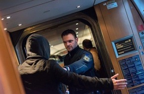 Bundespolizeiinspektion Kassel: BPOL-KS: Zugbegleiter stürzt nach Angriff die Treppe herun-ter
