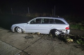 Polizeiinspektion Delmenhorst / Oldenburg - Land / Wesermarsch: POL-DEL: Autobahnpolizei Ahlhorn: Autofahrer f&auml;hrt auf vollgesperrten Teil der A 29 bei Gro&szlig;enkneten und verunfallt im Baustellenbereich ++ Pkw-Totalschaden ++ F&uuml;hrerschein ...