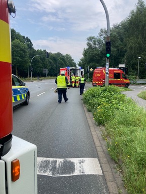 FW-EN: Verkaufscontainer gerät in Brand &amp; Verkehrsunfall - Zwei Paralleleinsätze für die Hattinger Feuerwehr