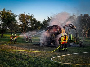 KFV Bodenseekreis: Ballenpresse in Vollbrand in Hefigkofen