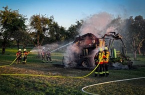 Kreisfeuerwehrverband Bodenseekreis e. V.: KFV Bodenseekreis: Ballenpresse in Vollbrand in Hefigkofen
