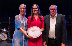 Dirk Rossmann GmbH: Pressemitteilung: ROSSMANN erhält Tafel-Teller: Engagement für armutsbetroffene Menschen