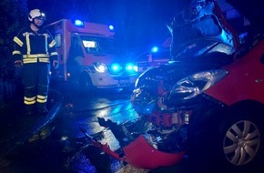 Feuerwehr Sprockhövel: FW-EN: Kleinwagen prallt gegen Mauer & Baum über Fahrbahn