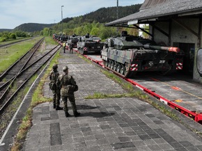 Quadriga 2024: Leoparden auf der Autobahn / Panzer aus Pfreimd auf dem Weg nach Litauen