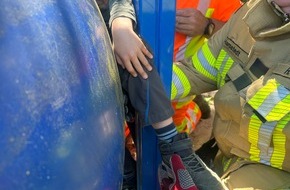 Kreisfeuerwehr Oldenburg: FW-OLL: Unfall auf Spielplatz in Harpstedt: Kind erfolgreich von Feuerwehr gerettet