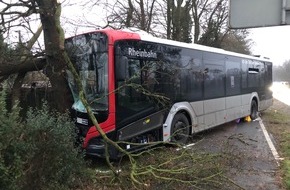 Polizei Mettmann: POL-ME: Mehrere Personen nach Busunfall verletzt - Ratingen - 2401054