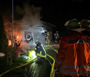 FW L&uuml;chow-Dannenberg: +++ Einsatzreiche Silvesternacht f&uuml;r die Feuerwehren in L&uuml;chow-Dannenberg +++ Wohnh&auml;user in Gefahr +++ Wohnhaus in Zernien unbewohnbar +++ Feuerwehr bis in die Mittagsstunden im Einsatz +++